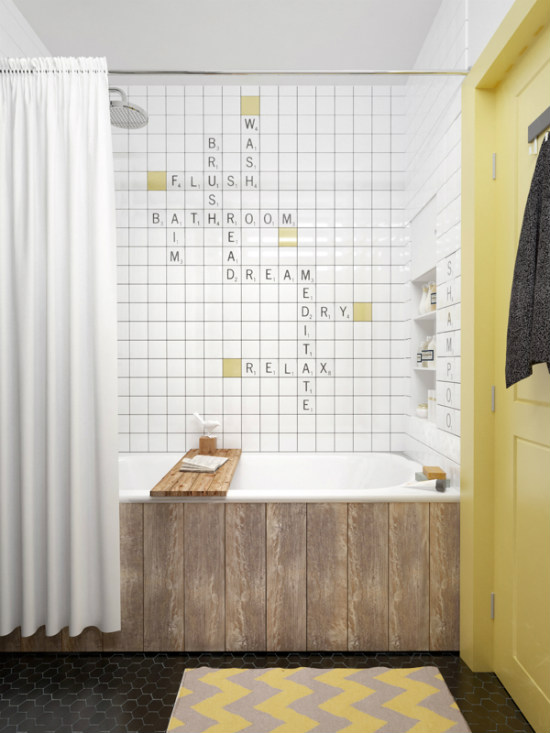 Малък апартамент с кръстословица на стената в банята