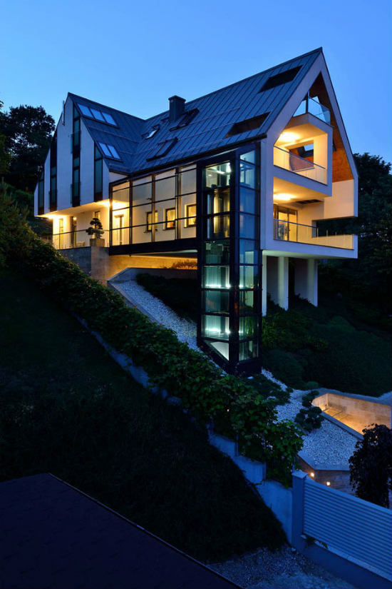 Къща със стъклен асансьор, построена на хълм