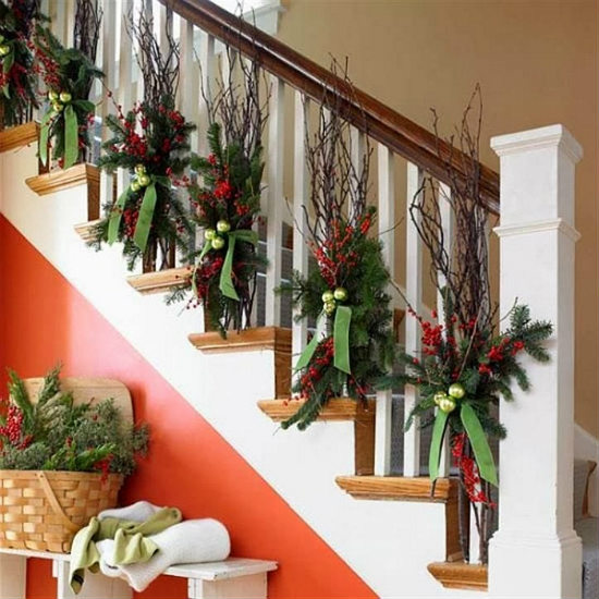 Коледна украса за стълбището
