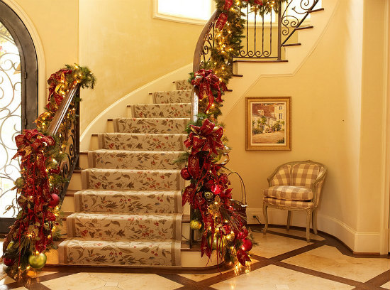 Коледна украса за стълбището