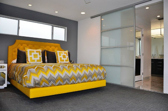 Елегантни спални в сиво и жълто