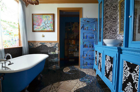 Еклектични бани, за които е използван син цвят