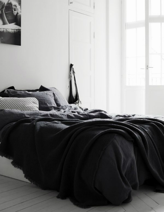 Спални в черно и бяло, които винаги правят впечатление