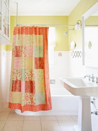 Разноцветна завеса за баня