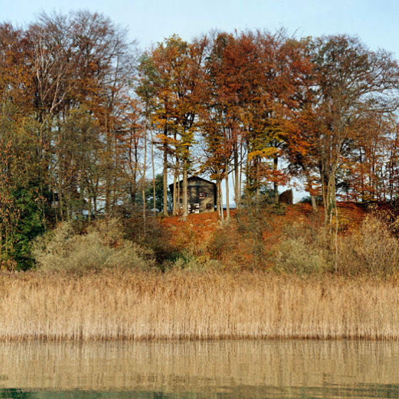 Къща с изглед към езерото