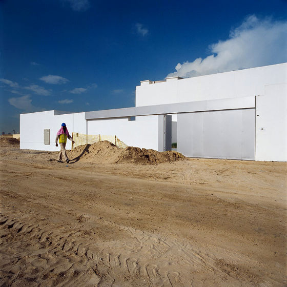Бели жилищни кубове в пустинята