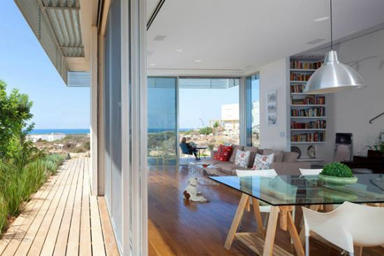 Модерна къща на брега на Средиземно море