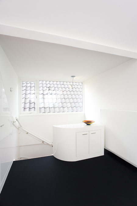 Малък тавански апартамент с минималистичен интериор