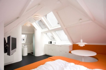 Малък тавански апартамент с минималистичен интериор