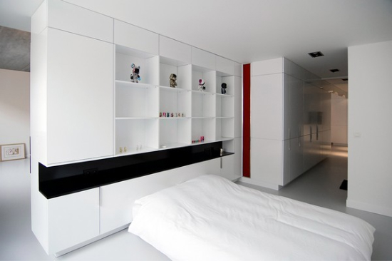 Вдъхновяващ дизайн в бяло, черно и червено