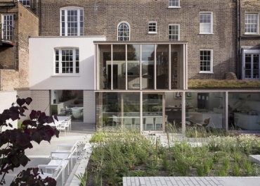 Старо жилище в Лондон със свежа стъклена пристройка