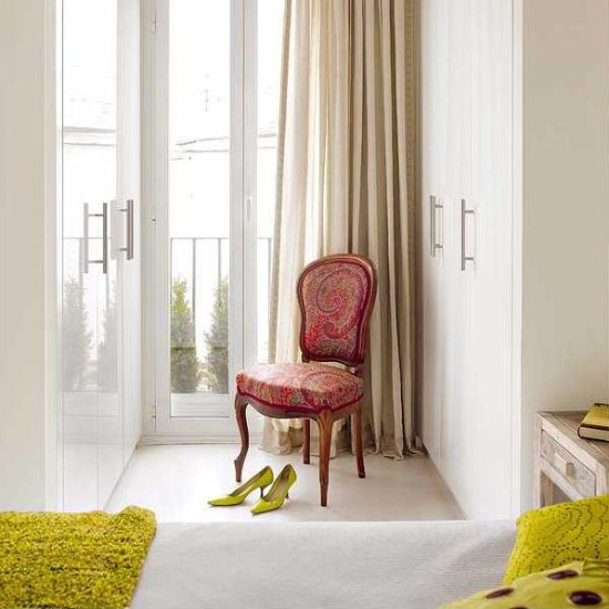 Френска елегантност, ярки цветове и функционални идеи в малко жилище