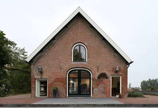 Автентична холандска плевня трансформирана в къща с рустикален стил