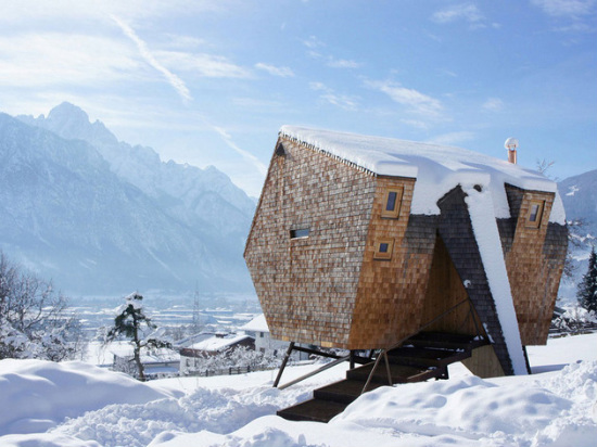 Австрийска дървена къщичка със скосени стени