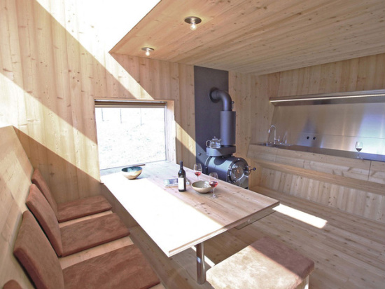 Австрийска дървена къщичка със скосени стени