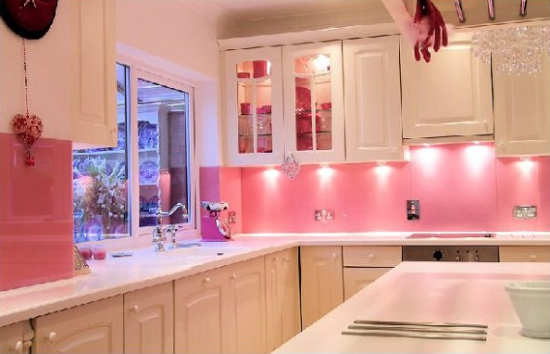 Как да разчупите скучната кухня с розово