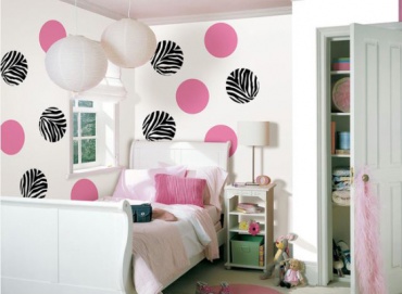 Как да декорирате стените в спалнята с точки и кръгове