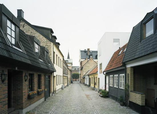 Модерна архитектура на тиха шведска уличка