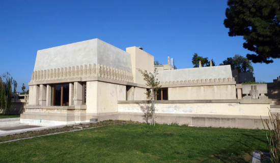 Hollyhock House (1917 г.) – Лос Анджелис, Калифорния