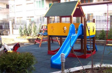 Ремонтират 56 детски площадки